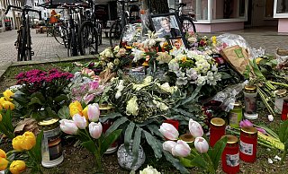 Der ehemalige Profiboxer Besar Nimani war am 9. März 2024 an der Obernstraße getötet worden. An der Stelle wurde damals eine Gedenkstätte eingerichtet. - Jens Reichenbach Der ehemalige Profiboxer Besar Nimani war am 9. März 2024 an der Obernstraße getötet worden. An der Stelle wurde damals eine Gedenkstätte eingerichtet. - Jens Reichenbach
