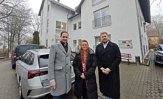 Unterstütztung aus Berlin: Regionaldirektor Riko Mansholt (l.) und Personalleiter Patrick Kertesz (r.) von der Curata Care Holding GmbH mit Einrichtungsleiterin Jessica Gast. - Ulf Hanke