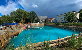 So fiel es besonders auf: Im Sommer 2020 färbte sich das Wasser in der Baustelle Regenrückhaltebecken türkis-blau. - Andreas Zobe