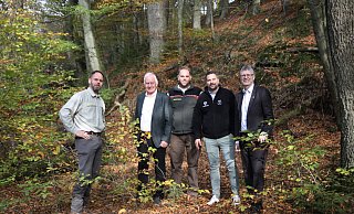 Roland Schockemöhle (Regionalforstamt, v. l.), der Waldbeauftragte Cajus Caesar, Jan Preller (Hammerhof), Christoph Rullmann (Schutzgemeinschaft Deutscher Wald) und der Bundestagsabgeordnete Christian Haase freuen sich auf neue Ideen. - Hermann Ludwig