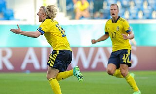 Schwedens Emil Forsberg jubelt nach seinem Elfmetertreffer zur 1:0-Führung - daneben Mannschaftskamerad Viktor Claesson. - Igor Russak/dpa