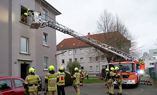 Rund 40 Feuerwehrleute löschen am Karfreitag einen Kellerbrand in einem Mehrfamilienhaus an der Elsener Straße in Paderborn - Ralph Meyer