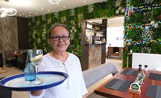 Liebt italienische Küche und skandinavische Gemütlichkeit: Özen Bakir hat mit ihrem Ehemann das "Via Della Ristorante" in der Lennéstraße 1 aufgemacht. - Ulf Hanke