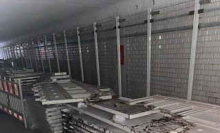 Vandalismus im Löhner Bahnhof - Sonntagnacht am 7. Februar wurde durch einen Brand die neue Wandverkleidung des Tunnels zerstört. Auch in der Eingangshalle wurde gewütet. - DB AG