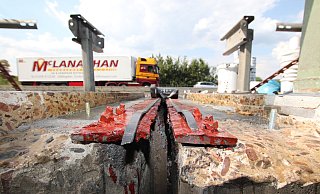 Blick in die Lücke: Elf Dehnungsfugen wie diese bieten der Weserflutbrücke im Autobahnkreuz Bad Oeynhausen Richtung Hannover den nötigen Spielraum zur Ausdehnung. - Ulf Hanke