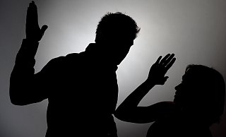 Mann schlägt Frau, Silhouette - man beats a woman | Verwendung weltweit, Keine Weitergabe an Wiederverkäufer. - picture alliance / Bildagentur-online