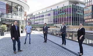 Sie wollen die Online-Plattform "hasentaler.de" voranbringen: Citymanger Heiko Appelbaum (v.l.), Stefan Freise von "code-x", WFG-Geschäftsführer Frank Wolters, Uwe Seibel (Vorsitzender Werbegemeinschaft) und Jessica Krüger von der Wirtschaftsförderung. - WFG Paderborn