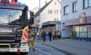 In einem viergeschossigen Wohn- und Geschäftshaus an der Bahnhofstraße brannte es. - Ralph Meyer