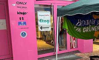 Zu wenig Abstand? Die Grünen hatten ihren Wahlkampfstand direkt vor dem Modegeschäft Lollo in der Langen Straße in Lübbecke aufgebaut. - Stefan Gote Zu wenig Abstand? Die Grünen hatten ihren Wahlkampfstand direkt vor dem Modegeschäft Lollo in der Langen Straße in Lübbecke aufgebaut. - Stefan Gote