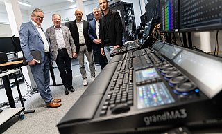 Bürgermeister Michael Dreier (v. l.), Lightpower-Gründer Ralph-Jörg Wezorke, Geschäftsführer Michael Rickers, WFG-Geschäftsführer Marco Trienes und Philipp Wezorke, Leiter der Lightpower Holding Group bei der Betriebsbesichtigung. - WFG / Tobias Vorwerk