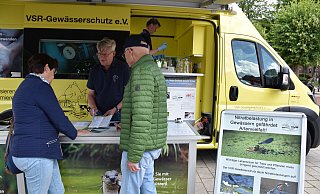 Matthias Ahlbrecht (2. v. l.), Bundesfreiwilliger beim VSR-Gewässerschutz, berät Brunnenbesitzer am Informationsstand des Labormobils. Milan Toups (4. v. l.) analysiert eine Wasserprobe auf den Nitratgehalt. - Bild darf für die redaktionelle Berichtserstattung kostenfrei in allen Medien verwendet werden. Von den abgebildeten Personen l