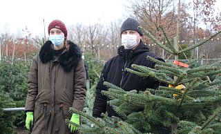 Jördis Dreinert (l.) und Waldemar Lacota gehören zum Team vom Hof Wenner, das die Weihnachtsbäume auf dem Parkplatz von Bruno Kleine verkauft. - Anthea Moschner