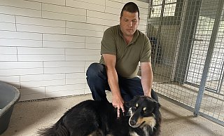 Marc Mügge mit Pensionshund Smudo in einer der Boxen. - Dirk Windmöller
