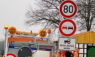 Mitarbeiter von Straßen.NRW wechseln an der Osnabrücker Straße (früher B68) die Temposchilder aus. - Herbert Gontek Mitarbeiter von Straßen.NRW wechseln an der Osnabrücker Straße (früher B68) die Temposchilder aus. - Herbert Gontek
