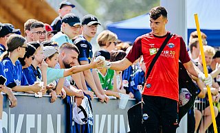 SCP-Torwart Arne Schulz, Neuzugang von Arminia Bielefeld, klatscht nach dem Training mit einem Nachwuchs-Fan ab. Die gut 500 Zuschauer waren am Sonntagnachmittag im Paderborner Trainingszentrum trotz der Hitze bester Laune. - Besim Mazhiqi