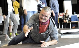 So stirbt man richtig auf der Bühne: Regisseur Mario Holetzeck macht’s vor. - Stadt Lübbecke