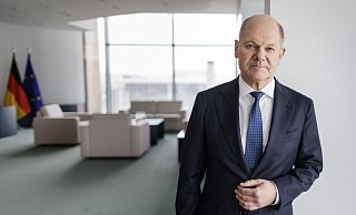 Olaf Scholz vor dem Interviewtermin in seinem Büro im Kanzleramt. - photothek.de