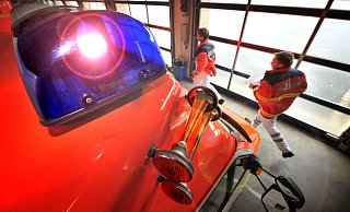 Einsatz für die Bielefelder Feuerwehr: Sie eilte am Freitagvormittag zur Dalbker Allee. - Neue Westfaelische Zeitung