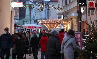 Weihnachtsmarkt trifft verkaufsoffenen Sonntag: Am zweiten Advent war die Herforder Innenstadt voll. - Susanne Barth