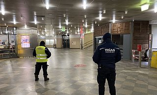 Securities bewachen den leeren Raum am Jahnplatz. Hier könnten hundert Feldbetten stehen. - Heimo Stefula