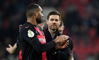 Leverkusens Trainer Xabi Alonso (r) feiert den Sieg mit Jonathan Tah. - Federico Gambarini/dpa