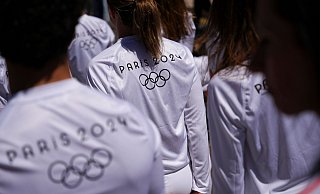 Gefälschte Sportartikel können auch mit gesundheitlichen Risiken einhergehen. (Archivbild) - Daniel Cole/AP/dpa