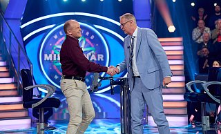 Andy Sischka verabschiedet sich mit einem Gewinn von 64.000 Euro von Moderator Günther Jauch bei „Wer wird Millionär?“. - RTL / Guido Engels