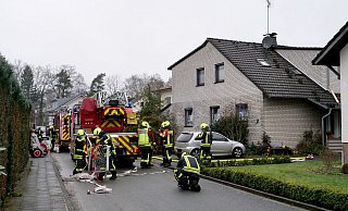 Rund 40 Feuerwehrleute rückten am Dienstagmittag in Hövelhof zu einem gemeldeten Wohnungsbrand in der Von-Spee-Straße aus. - Ralph Meyer