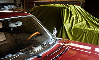 Pflege und Schutz: Gründliche Reinigung, geeignete Pflegemittel und atmungsaktive Abdeckhüllen bewahren den Oldtimer im Winter. - Benjamin Nolte/dpa-tmn