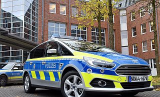 Die Polizei eilte zu dem Mehrfamilienhaus, von dem aus die Schüsse gefallen sein sollen. - Symbolfoto: Barbara Franke