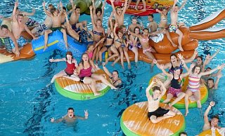 Archivfoto: In den vergangenen Jahren fanden mehrere Poolpartys im Atoll statt. So nah dürfen sich die Schwimmer in diesem Jahr erst einmal nicht mehr kommen. - Atoll