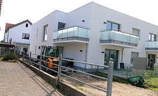 Die ersten Mieter sind schon in den zur Upsprunger Straße hin gelegenen Neubau eingezogen. Aktuell werden hier noch die Garten- und Außenanlagen hergerichtet. Links im Hintergrund ist der Altbauteil des Hans-und-Thea-Diermann-Hauses zu sehen. Hier entstehen weitere sechs Wohnungen. - Jürgen Spies