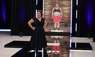 Mit ihrem Aussehen beim Finale ist nicht nur Jessica zufrieden. Auch Moderator und Coaches bedenken sie mit Komplimenten. Gerade im Vergleich zu ihrem Ausgangsgewicht (im Hintergrund) hat sich bei der Löhnerin einiges getan. - Joyn/Benedikt Müller
