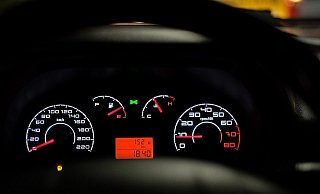 Wegen manipulierter Tachos an Gebrauchtwagen standen jetzt Bünder Autohändler vor Gericht. - (Symbolbild): Pixabay