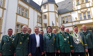 Freuen sich aufs Bundesschützenfest: Walter Fink (stellvertretender Bundesschützenmeister, vorn v. l.), Dieter Honervogt (stellvertretender Bürgermeister), Michael Pavilicic (Schützenoberst St. Henricus Bruderschaft Schloß Neuhaus), Emil Vogt (Bundesschützenmeister), Olaf Pippert (Schützenkönig Schloß Neuhaus), Ralf Heinrichs (Bundesgeschäftsführer), Matthias Wittig (hinten v. l.), Raimund Voß, Josef Jakobsmeyer, Markus Cink (alle St. Henricus Bruderschaft), Rolf Nieborg (Pressesprecher Historischer Schützenbund) - Hans-Hermann Igges