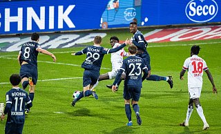 Amadou Onana (M) ebnete mit seinem Tor dem HSV den Weg zum Sieg beim Spitzenspiel in Bochum. - Foto: Marcel Kusch/dpa