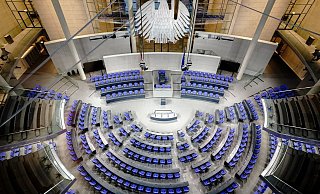 Blick in den Plenarsaal des Bundestags. Kommende Woche findet hier die erste Sitzung des neuen Jahres statt. - Foto: Kay Nietfeld/dpa