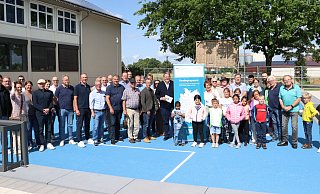 Zum neugestalteten Schulhof in Wehdem gehören auch Bewegungsflächen. Im Beisein von Vertretern aus Politik, Verwaltung, von Schule und Kita sowie vom Verein für Jugend-, Freizeit und Kultur (JFK) Stemwede gaben Bürgermeister Kai Abruszat und Schulleiterin Heike Hachmann das Areal jetzt frei. - Sonja Rohlfing