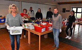 Christin Buschmeier (v. l.), Swantje Schubert, Ralf Meiwes, Corinna Vullhorst, Marion Sindermann, Judith Rath und Anna-Lena Berens sortieren die Lebensmittel und bereiten deren Verteilung vor. - Raphael Athens