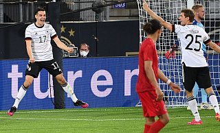 Torschütze Florian Neuhaus (l.) freut sich über das 1:0. - AFP
