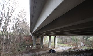 Vor drei Jahren, am 14. November 2017, ist die Sudbachtalbrücke gesprengt worden. Die Verbindung von der A 2 zur A 30 wurde damit gekappt. Im März 2020 gab es ein Aufatmen. Die neu gebaute Brücke steht und darf wieder befahren werden. Damit ist neben der Nordumgehung auch die Südumgehung fertig. Die neue Verbindung erschließt das Gewerbegebiet Scheidkamp. - Dirk Windmöller