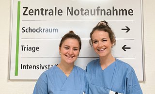 Judith Abram (l.) und Sandy Gutschmidt sind jetzt Physician Assistants. Sie arbeiten im Team der Zentralen Notaufnahme des Paderborner Brüderkrankenhauses St. Josef. - BBT Gruppe Judith Abram (l.) und Sandy Gutschmidt sind jetzt Physician Assistants. Sie arbeiten im Team der Zentralen Notaufnahme des Paderborner Brüderkrankenhauses St. Josef. - BBT Gruppe