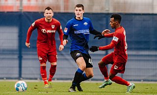 Justus Henke (M.), hier in einem Testspiel gegen Preußen Münster, kickt in der kommenden Saison als SCP-Leihgabe für den Regionalligisten Wuppertaler SV. - Besim Mazhiqi
