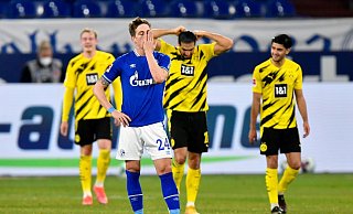 Der Schalker Bastian Oczipka (v.) ist nach einem Gegentreffer im Derby bedient. - Foto: Martin Meissner/Pool AP/dpa