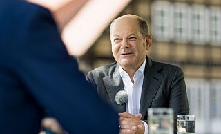 Bundeskanzler Olaf Scholz (SPD) im «Berlin direkt»-Sommerinterview des ZDF mit Theo Koll (l), Leiter ZDF-Hauptstadtstudio Berlin. - Thomas Kierok/ZDF/dpa