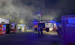 Eine Lagerhalle auf einem Firmengelände hat gebrannt. - Feuerwehr Bad Oeynhausen
