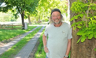 Walter Carotta am in Familienbesitz befindlichen Grundstück. Genau hier soll das Café "Fahrradhafen" Gestalt annehmen. - Frank Jasper