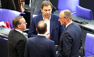 Diese Vier treffen sich möglicherweise bald am Kabinettstisch im Kanzleramt wieder. (Archivbild) - Michael Kappeler/dpa