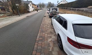 Die Grünen sehen in den parkenden Autos an der Alten Dorfstraße ein Problem für Fußgängerinnen und Fußgänger. - Peter Heidbrink
