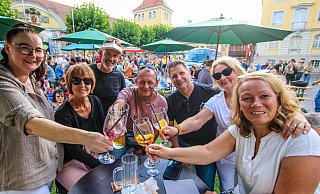Tausende Besucher sind am Donnerstag in die Innenstadt geströmt und haben auf einen tollen Tour-Tag angestoßen. - Daniel Salmon